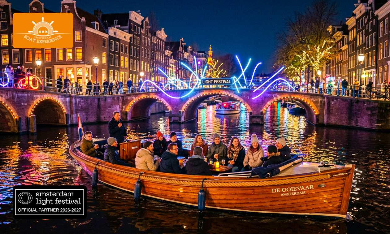 Rondvaart (75 min) + evt. onbeperkt drank tijdens Amsterdam Light Festival Rondvaart (75 min) + evt. onbeperkt drank tijdens Amsterdam Light Festival
