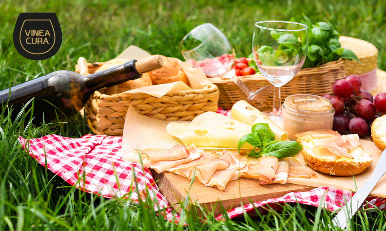 Luxe picknickmand voor 2 personen + fles wijn bij Vinea Cura